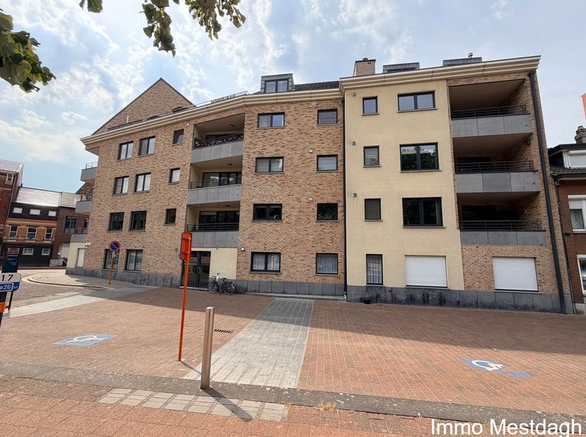 Lichtrijk en ruim appartement met 3 terrassen en autostaanplaats in het centrum van Diest<br />
Uitstekend gelegen vlak bij de ring van Diest met een