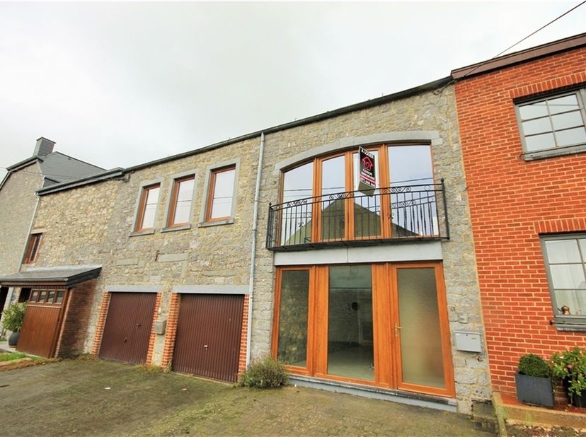 A louer, petite maison sous forme d’un appartement Triplex, située au centre du charmant village d’Hemptinne.<br />
Ce bien dispose d’une cuisine équ