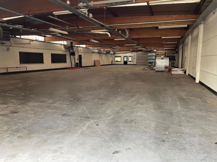 Magazijn 580m² met kantoorruimte van ca. 50m²<br />
Het magazijn is beperkt in de hoogte tot ca. 4m<br />
Gelegen in de industriezone van Heist op den