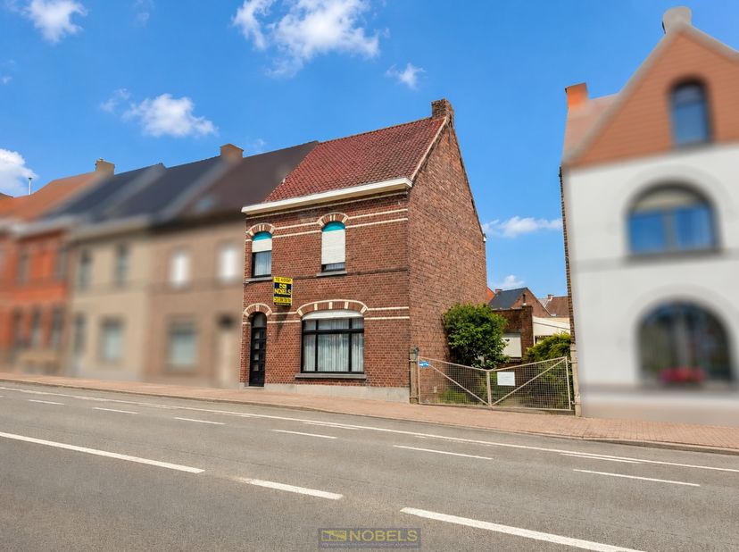 HALFOPEN BEBOUWING met RUIME LOODS van ca. 100 m², gelegen op een GUNSTIGE en VLOT BEREIKBARE LOCATIE te Ronse. Deze eigendom biedt een UITSTEKENDE OP