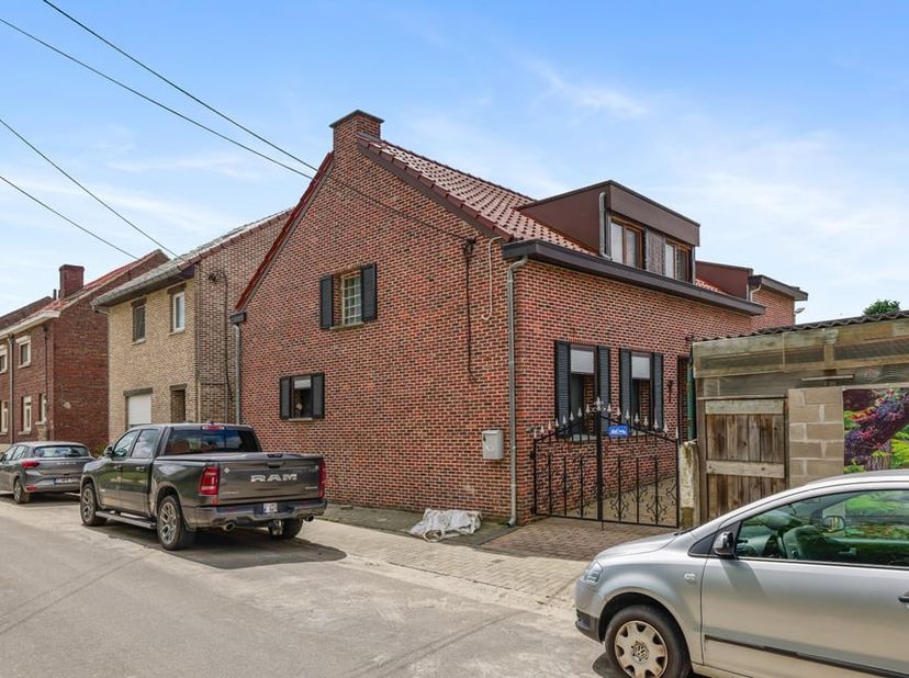 Deze charmante open bebouwing, gelegen aan Bonastraat 4 in 3350 Linter, combineert een karaktervolle uitstraling met het comfort van vandaag. Met een