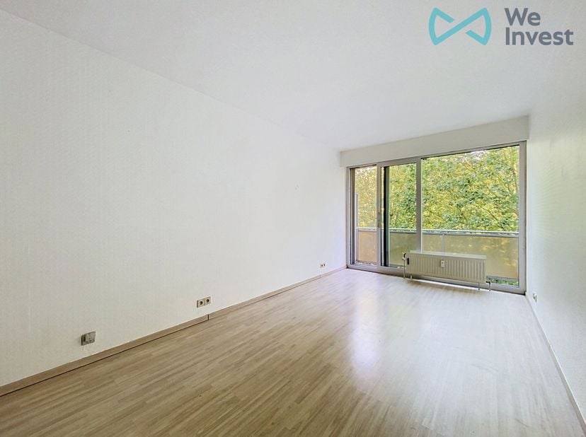 Lichte studio met terras!<br />
We Invest biedt u deze studio aan, bestaande uit een hal, een woonruimte, een ingerichte keuken en een badkamer.<br />