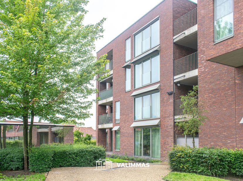 VALIMMAS verkoopt deze centraal gelegen assistentiewoning/serviceflat (± 70m²) met mooi terras, een kelderbergingen en optioneel een autostandplaats i