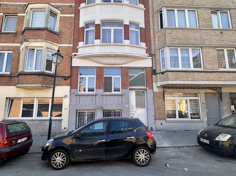À vendre – Rare potentiel de duplex à créer dans quartier prisé !<br />
Dans un quartier recherché, à deux pas de toutes les commodités, découvrez cet