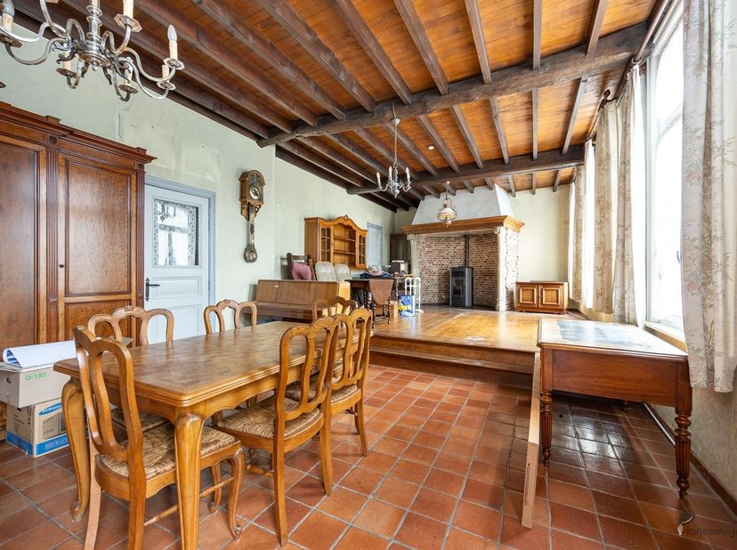 Welkom in deze charmante woning in hartje Sint-Lenaarts, waar authenticiteit en gezelligheid hand in hand gaan. Achter de gevel schuilt een huis vol k