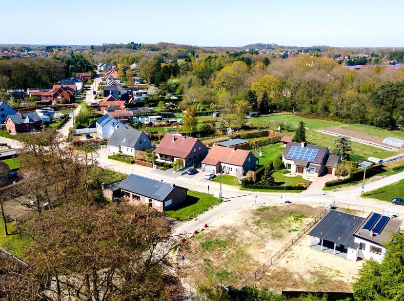 Terrain à bâtir Lot 1 de 557 m² à Hulstsestraat 31 à Begijnendijk.<br />
<br />
Ce terrain à bâtir est situé dans la zone d'angle Hulstsestraat/Amer
