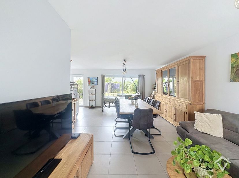 Bent u op zoek naar een instapklare en energiezuinige woning op een vlotte locatie? Deze recente gezinswoning in de Stationsstraat te Eernegem combine