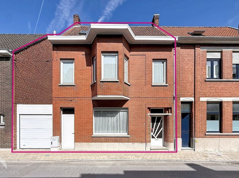 Te renoveren halfopen woning met veel mogelijkheden, gelegen in het centrum van Waregem en op wandelafstand van diverse winkels, diensten, scholen en