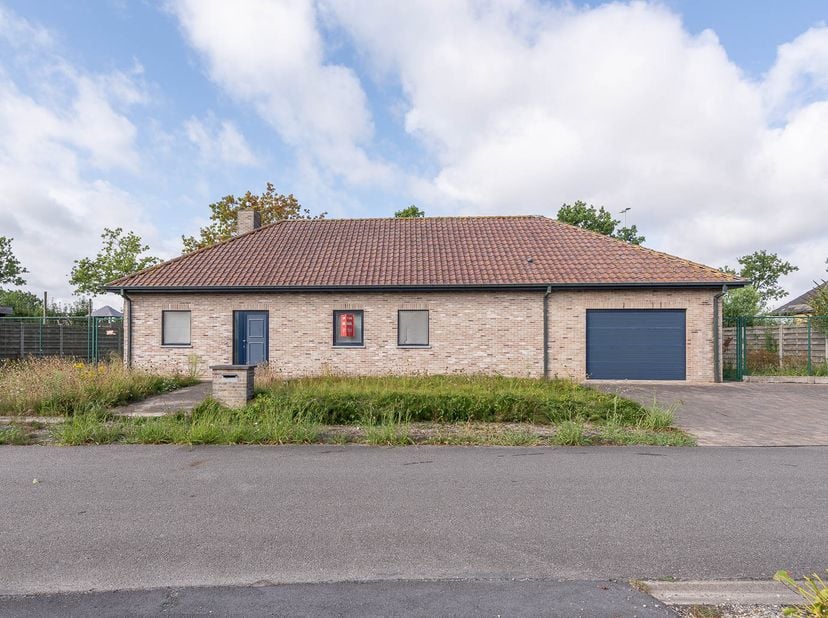 VRIJSTAANDE WONING MET GARAGE -<br />
<br />
Rustig gelegen, in een landelijke omgeving, met vlotte verbinding naar het centrum van Knesselare, Aalter