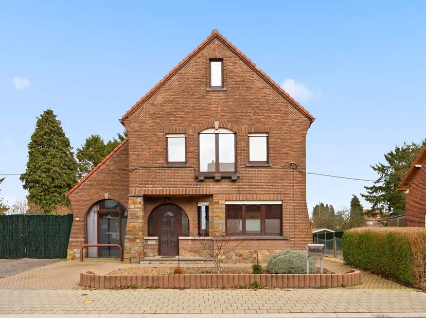 Cette maison individuelle, idéalement située à proximité du centre de Steenokkerzeel, dispose d'une surface habitable de 161 m² (selon le certificat P