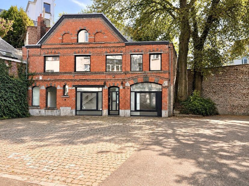 We Invest Ixelles biedt u een prachtig achterhuis aan dat dienst doet als kantoorruimte, volledig gerenoveerd en gelegen in het hart van een bijzonder