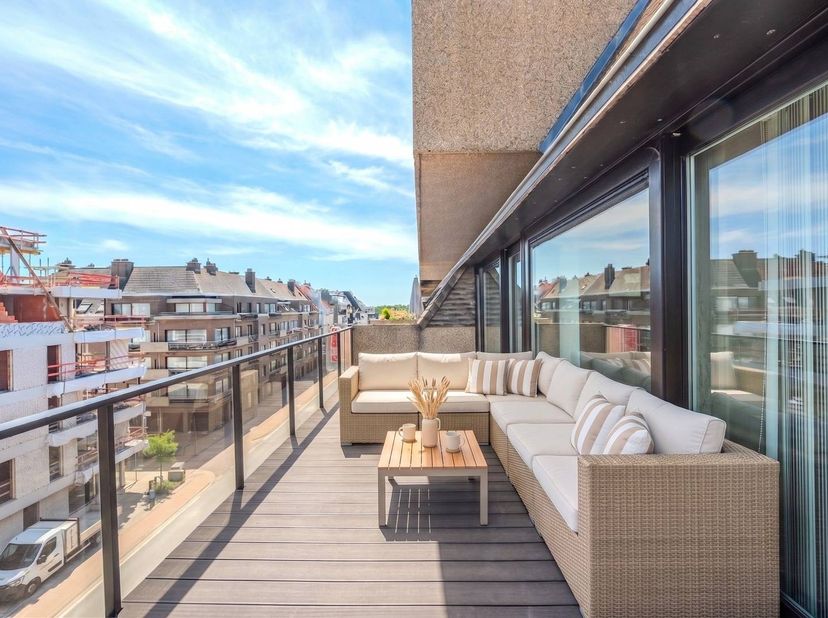 Zonnig en uniek hoekappartement met 2 slaapkamers en grote terrassen te koop in Middelkerke, Koninginnelaan 58. Dit ruim appartement ligt op de vierde