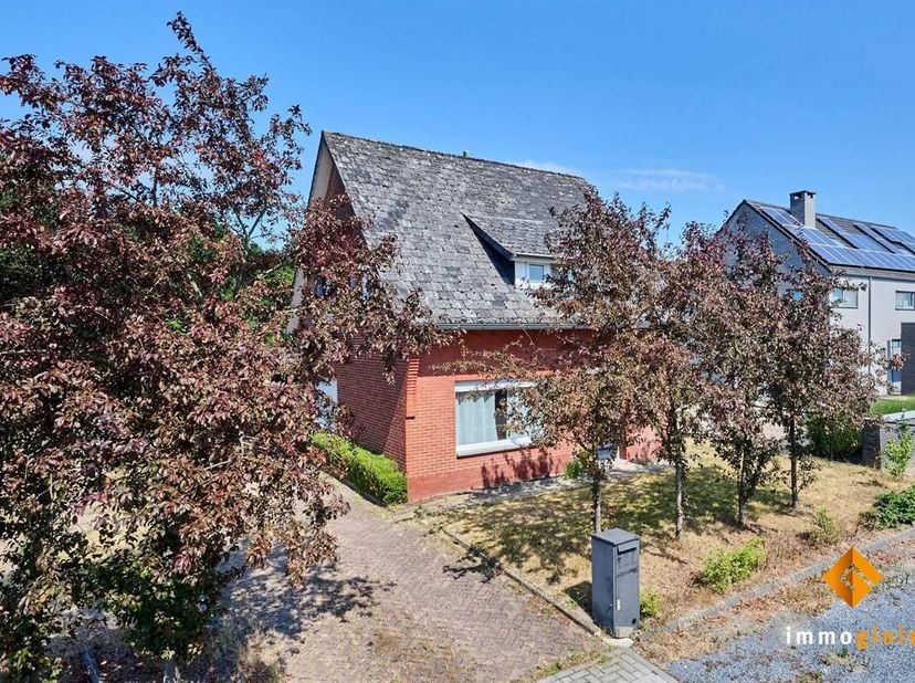 Deze charmante woning is gelegen in een rustige straat, op een ruim en groen perceel van 17 are. <br />
Indeling gelijkvloers: inkomhal, keuken, woonk