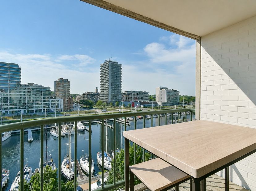 Ontdek dit aangename appartement op de zesde verdieping, waar u elke dag geniet van een prachtig panoramisch uitzicht over de jachthaven van Oostende,