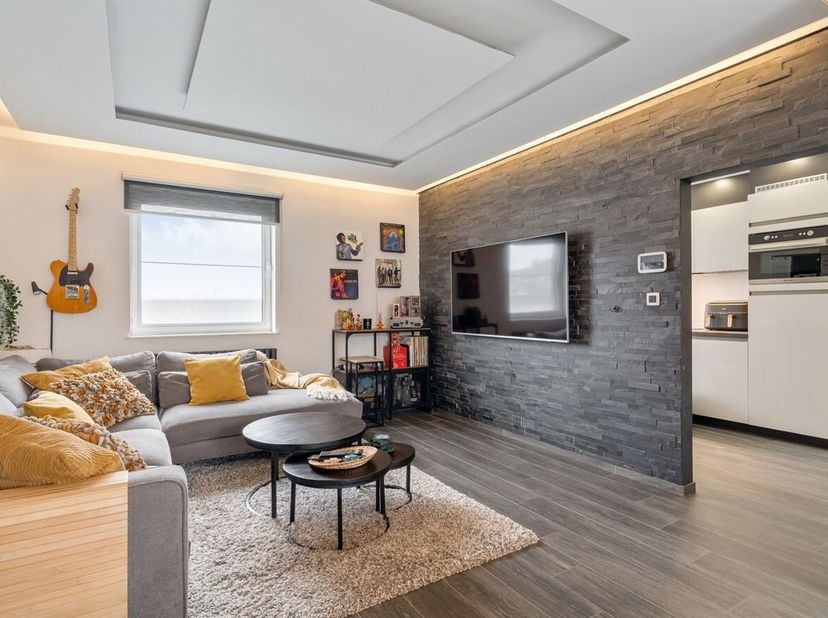 Cet appartement bien entretenu jouit d'une situation privilégiée à proximité de l'autoroute (E314 et N715), ce qui permet d'accéder facilement aux mun