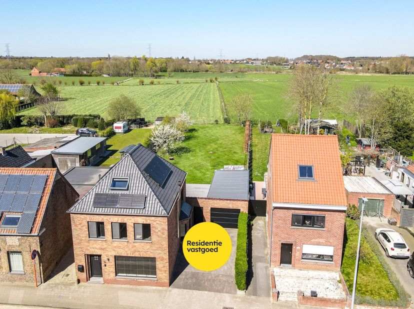 In het centrum van Zedelgem, op wandelafstand van winkels en voorzieningen, vindt u deze karaktervolle en instapklare alleenstaande woning op een ruim