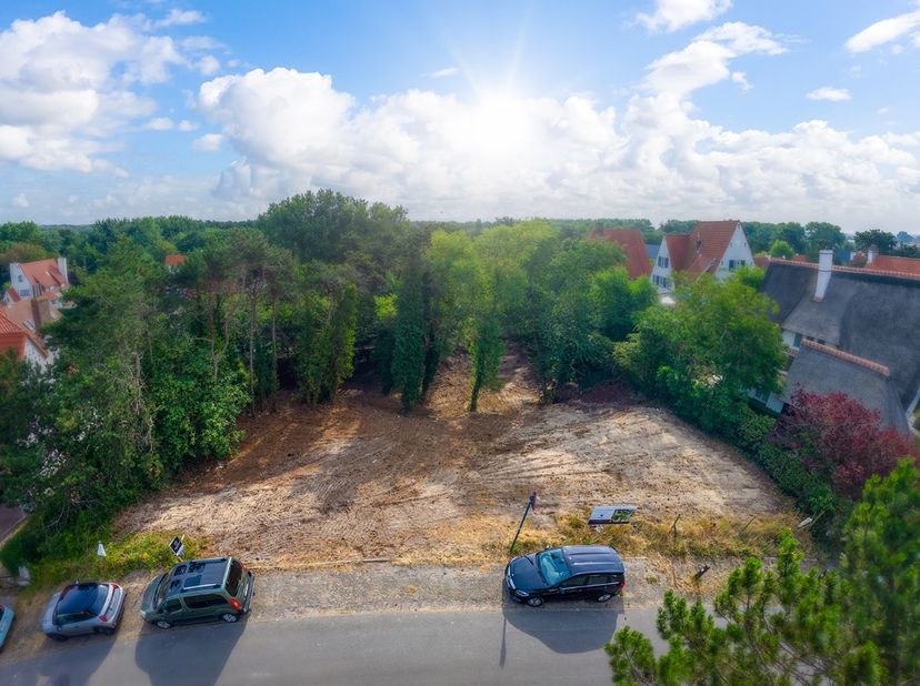 Droomt u van een stijlvolle woning aan zee? Dit uitzonderlijke perceel bouwgrond met goedgekeurde bouwvergunning, gelegen in de rustige Prins Karellaa