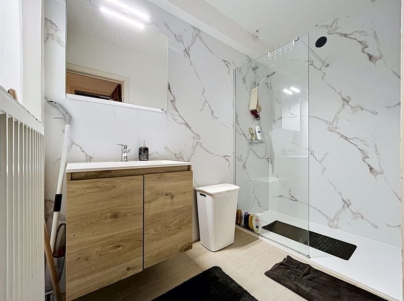 Instapklaar appartement met 3 slaapkamers, 2 balkons en garage in centrum Ieper<br />
Dit instapklare appartement, gelegen op de tweede verdieping, b