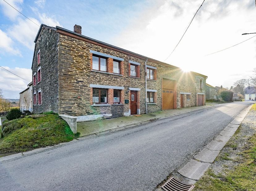 Située dans le charmant village de Vellereux, au cur de la commune de Houffalize, cette superbe maison en pierre de pays marie avec élégance le charme