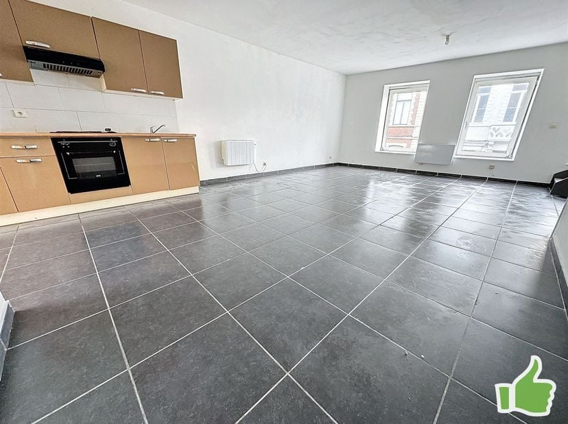 Appartement en duplex avec deux chambres à vendre à Mouscron.<br />
<br />
Appartement situé idéalement entre la grand place et la gare.<br />
<br