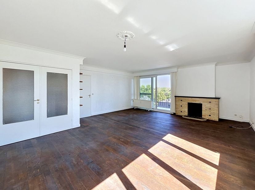 Dit ruime, comfortabele appartement met 3 slaapkamers en een ruim terras van ± 8 m² bevindt zich op de 6de verdieping in residentie Roerdomp, gelegen