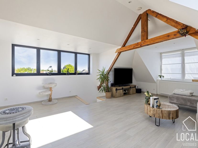 In het landelijke Zarlardinge bevindt zich dit verrassend ruime en instapklare duplexappartement met aparte privatieve ingang. De woonst combineert ee