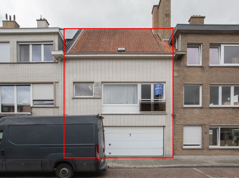 BEL-ETAGE MET ZONNIGE TUIN -<br />
De woning bevat o.a. 3 slaapkamers, berging, 2 badkamers, 2 wc's, living met open haard, ruime garage, zolder en zo