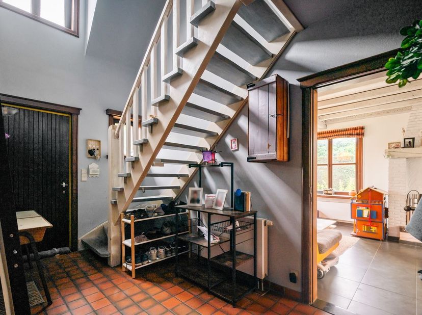 Deze ruime open bebouwing met 3 slaapkamers, garage en aangename tuin is gelegen aan de Liersesteenweg, met alle nodige voorzieningen zoals winkels, s