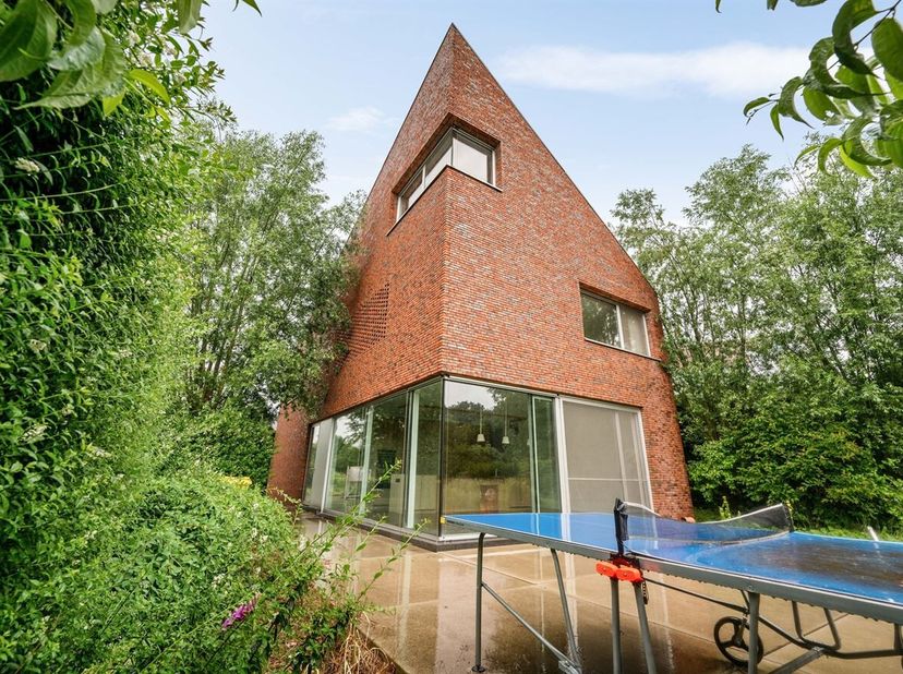 Cette villa à l'architecture unique allie espace, caractère et confort dans une situation exceptionnelle à proximité du centre de Geel. Située dans un