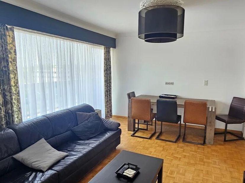 Instapklaar en perfect ouderhouden appartement met 2 + 1 slaapkamers, veel lichtinval en volledig geïnstalleerde keuken. (Meer info op www.immoland.co
