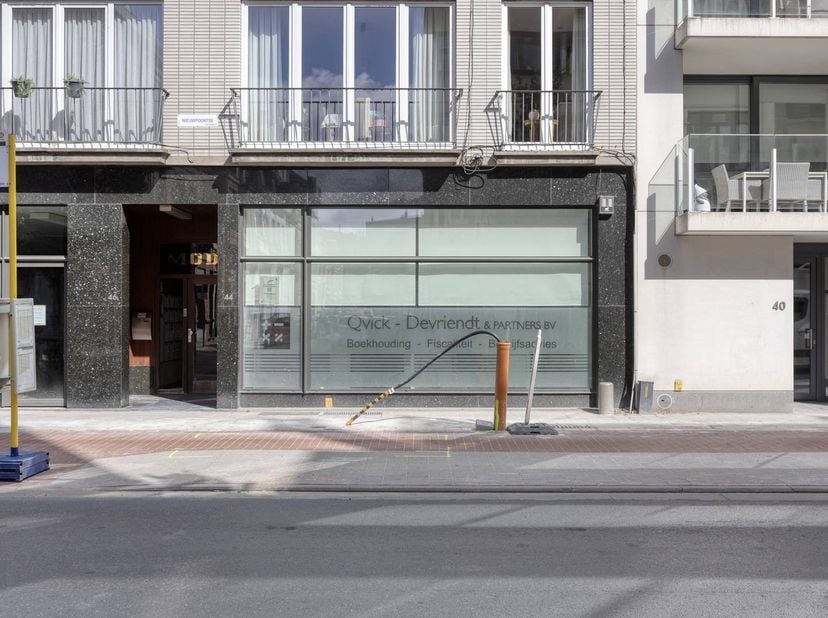 Ben je op zoek naar een volledig operationele werkruimte of praktijk in Oostende? Dit instapklare kantoor van 140 m² biedt plaats aan 6 tot 7 medewerk