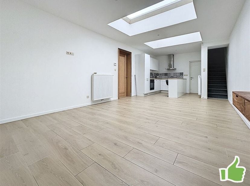 Maison avec garage et entrepôt à Mouscron.<br />
Composé de la partie habitation avec garage à l'avant et de l'entrepôt sur la partie arrière.<br />
H