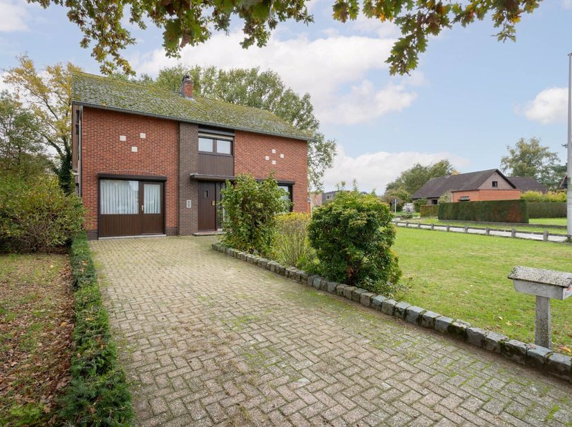Deze woning gelegen op 7a94ca wordt samen verkocht met een perceel bouwgrond van 6a46ca voor open bebouwing!<br />
Woning:<br />
- Gebouwd in 1963<br
