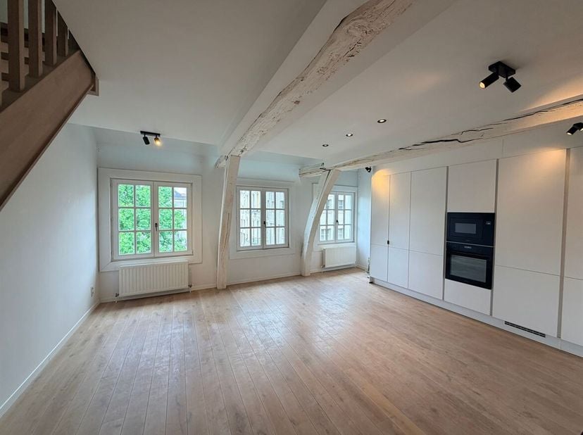 Prachtig 1-slaapkamer duplex appartement te huur met terras in hartje Antwerpen!<br />
Ligging: Zeer centraal gelegen vlakbij winkels, scholen en open