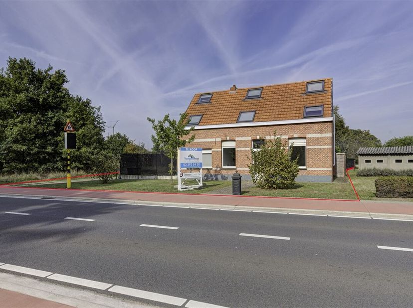 Deze gerenoveerde woning met maar liefst 5 slaapkamers en ruim bijgebouw (+/- 195 m2), is gelegen nabij het centrum van Nijlen. <br />
Op de gelijkvlo