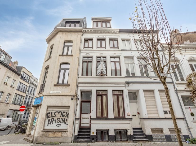 Immeuble de rapport en situation centrale avec 3 unités résidentielles locatives<br />
Situé dans la Lange Beeldekensstraat 55 à Anvers, vous trouver