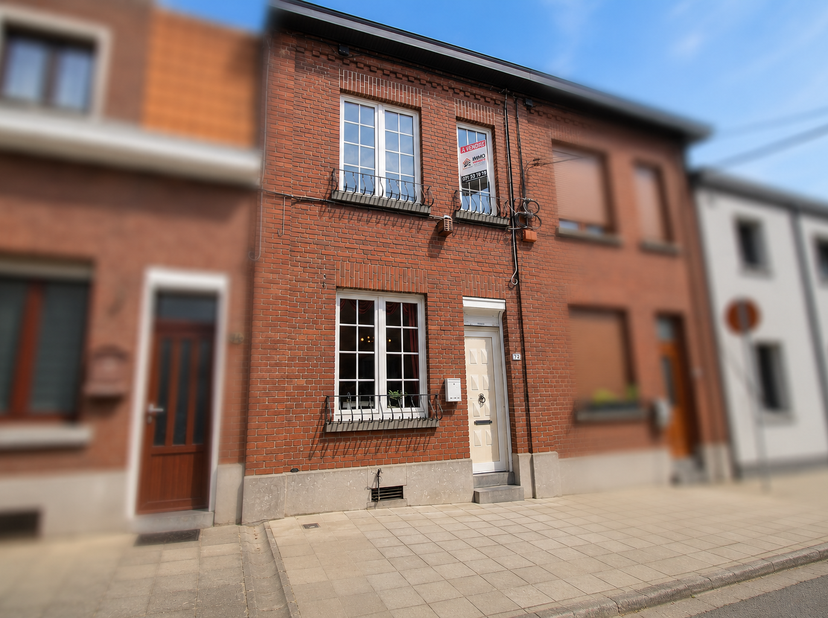Maison 2 Chambres à VENDRE.<br />
À proximité immédiate des commerces, des écoles et des transports, cette maison 2 façades est située dans une rue à