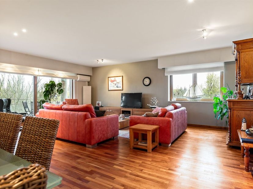 Dit ruime en luxe-appartement op Linkeroever biedt met zijn 137 m², drie slaapkamers en twee terrassen een unieke woonervaring op een toplocatie.  <br
