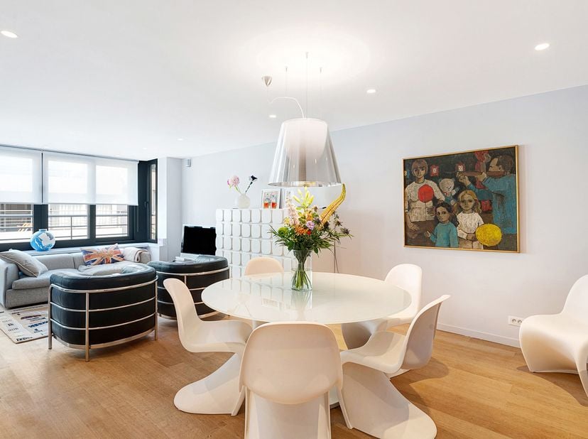 Ontdek dit stijlvol afgewerkte en instapklare appartement waar ruimte, licht en wooncomfort perfect samenkomen. Dankzij de hoogwaardige afwerking en d