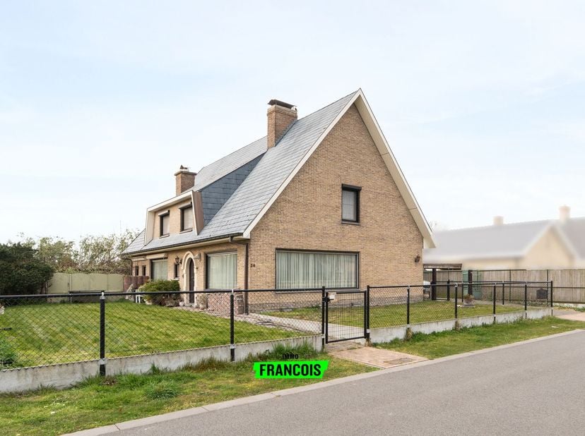 In de Colombus te Blankenberge ontdekt u deze uitzonderlijk ruime, vrijstaande villa op een zonnig georiënteerd perceel. Gelegen in een rustige en res