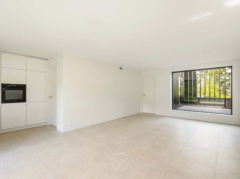 Gelegen op de gegeerde Heide in Waasmunster, combineert dit prachtige nieuwbouwappartement voor eerste bewoning een centrale ligging met een groene en