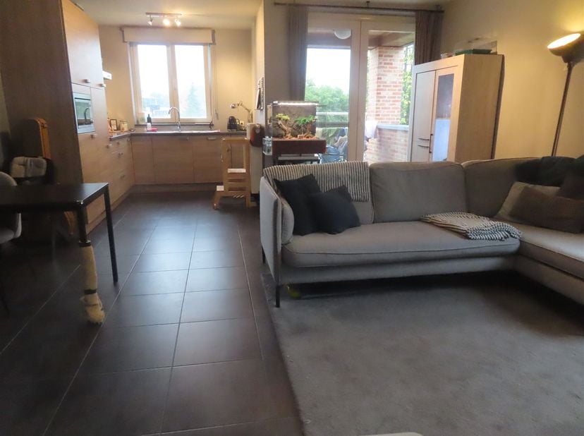 Comfortabel duplex appartement met twee slaapkamers,  twee badkamers, terras en carport!  Het appartement begint op de eerste verdieping van een klein