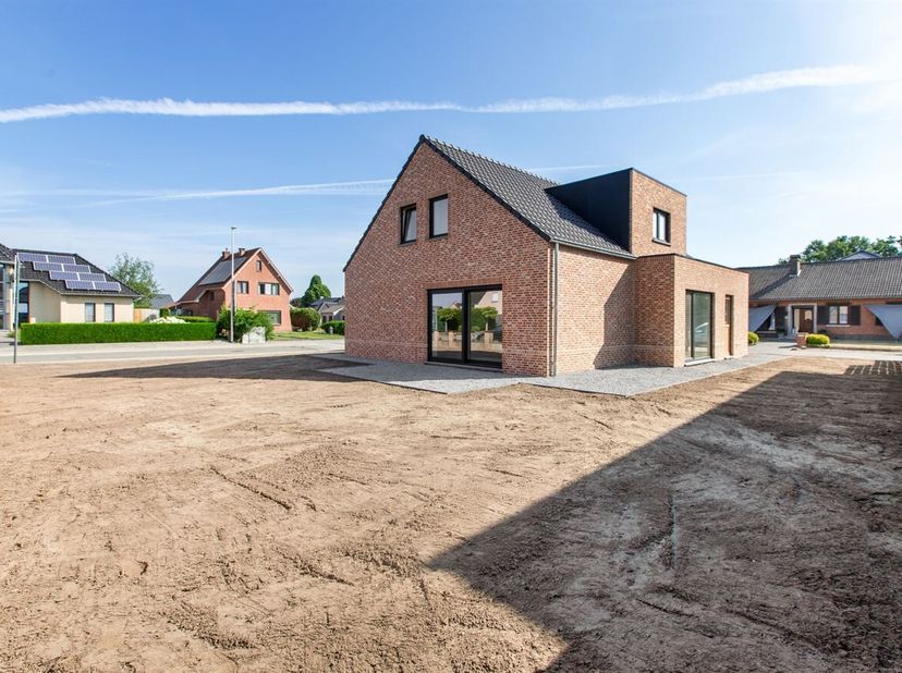 Volledig gerenoveerde gezinswoning met 4 slaapkamers in Kaulille<br />
Bent u op zoek naar een energiezuinige woning waarbij u enkel nog de afwerking