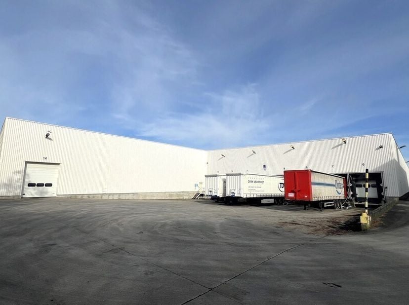 9100m² opslagruimte met 8 laadkades (opsplitsbaar vanaf 2000m² en uitbreidbaar tot 15.370m²)<br />
Ligging: in industriezone Hoogveld nabij N41 (Rijks