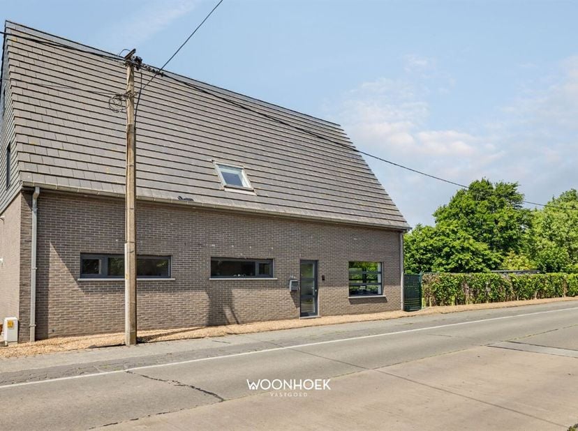 Deze instapklare woning combineert een eigentijdse architectuur met energiezuinig wooncomfort (EPC: 90 kWh/m²) en een doordachte indeling. De kwalitat