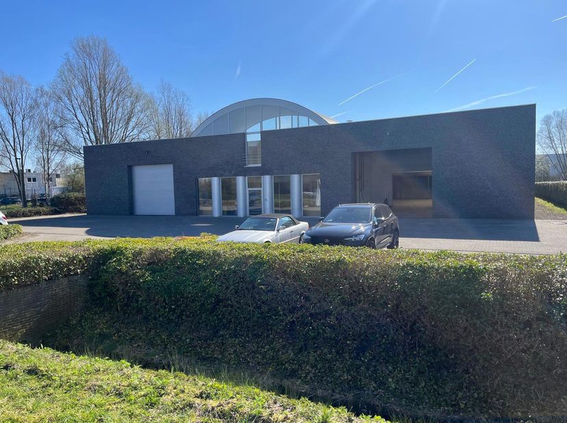 Type: Multifunctioneel bedrijfsgebouw<br />
Ligging: Boom, industriezone Krekelenberg<br />
Bereikbaarheid: Gunstig gelegen nabij de A12<br />
Perceel