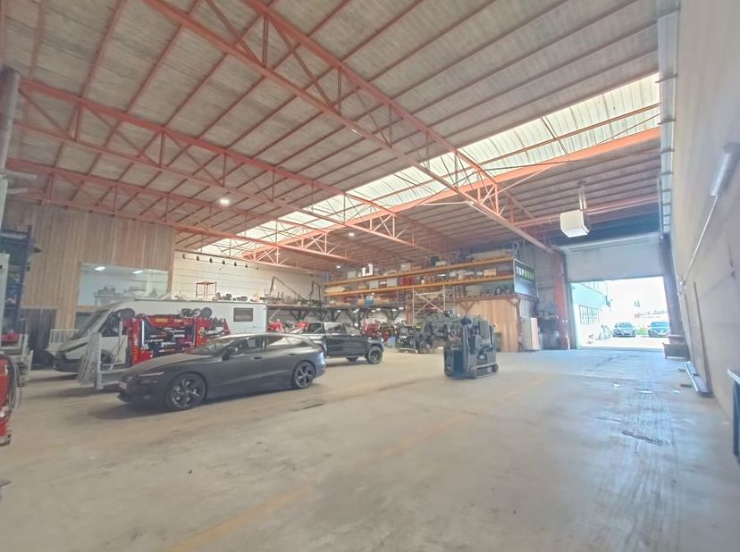 Magazijn in Wilrijk. 800 m² met ingebouwd kantoor en vergaderruimte, sectionale poort en parking. 6.5M vrije hoogte. Nabij A12, E19 en Antwerpse Ring.