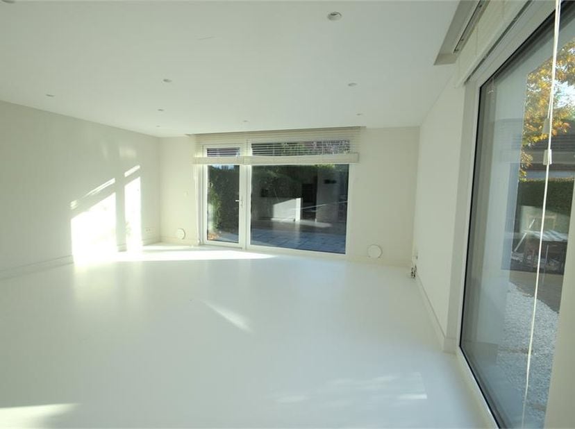 <br />
Deze halfopen bebouwing voorzien van alle technieken staat te huur in een rustige buurt te Mariakerke.<br />
&amp;nbsp;<br />
<br />
In de woning v