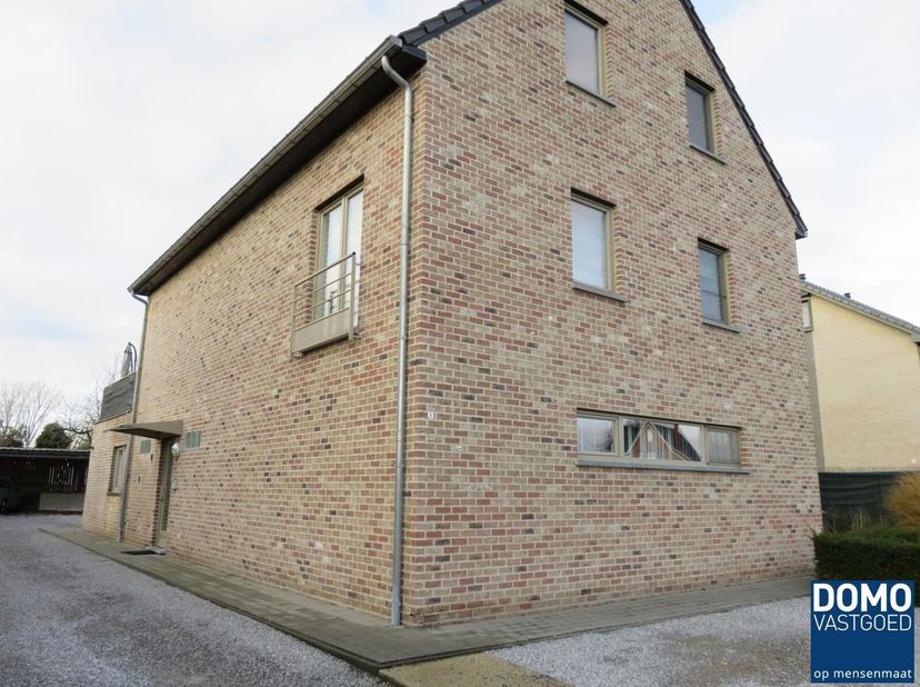 Heeft u interesse? Plan uw bezoek rechtstreeks via onze website www.domovastgoed.be.<br />
Duplex met ruim terras centraal gelegen in Diepenbeek, vlak