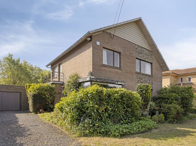 Deze woning staat op een ruim perceel van 14 are 45 centiare en beschikt over een bewoonbare oppervlakte van circa 194 m². Bovendien bevinden tal van